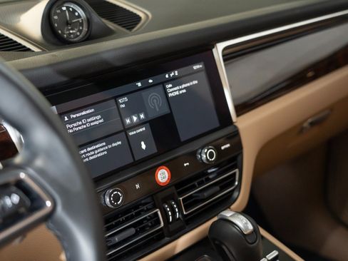 Certified 2023 Porsche Macan AWD/4WD image 21