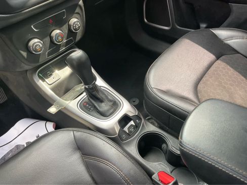 Used 2018 Jeep Compass Latitude FWD image 17