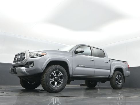 Used 2018 Toyota Tacoma TRD Sport image 11