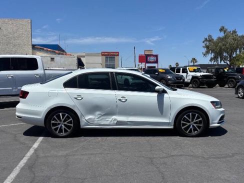 Used 2017 Volkswagen Jetta SE FWD image 2