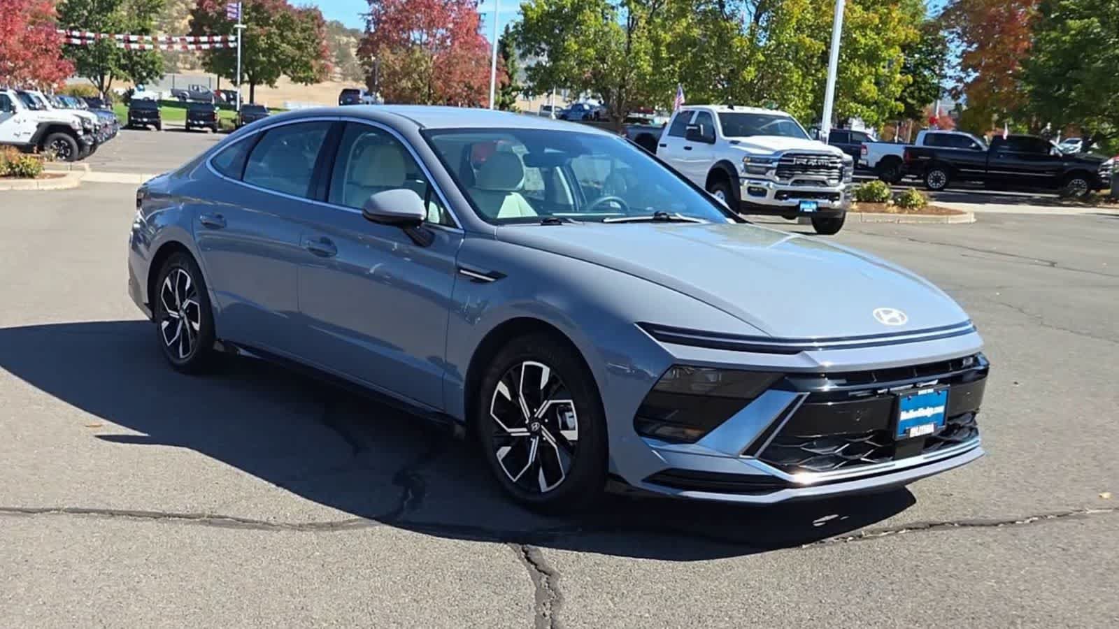 Used 2025 Hyundai Sonata SEL FWD image 2