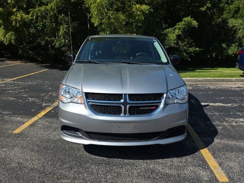 Used 2019 Dodge Grand Caravan SE w/ UConnect Hands-Free Group FWD image 2