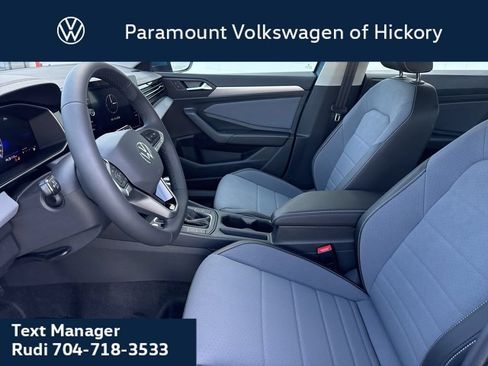 Used 2026 Volkswagen Jetta SE FWD image 17