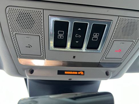 Used 2017 Land Rover Discovery HSE image 37