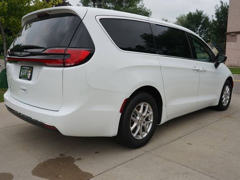 Used 2025 Chrysler Pacifica Select FWD image 7