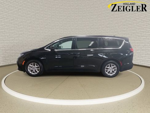Used 2025 Chrysler Pacifica Select FWD image 8
