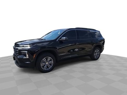 Used 2025 Chevrolet Traverse LT w/ Driver Confidence Package FWD image 4