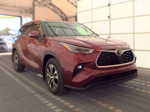 Used 2022 Toyota Highlander XLE FWD image 5
