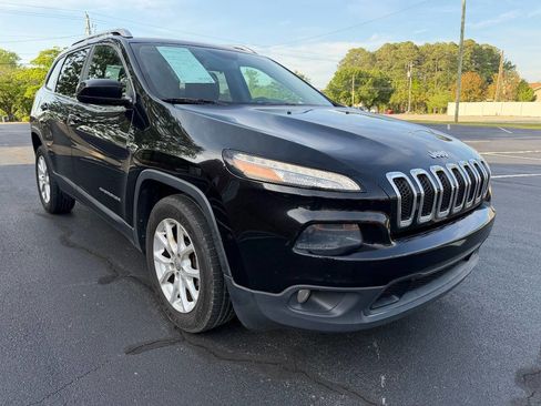 Used 2017 Jeep Cherokee Latitude FWD image 4