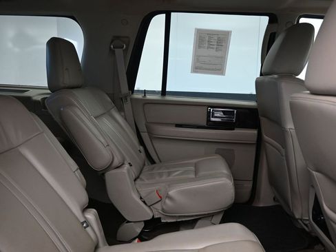 Used 2017 Lincoln Navigator Select image 13