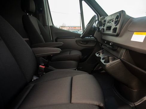 Used 2025 Mercedes-Benz Sprinter 2500 image 34