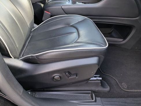 Used 2025 Chrysler Pacifica Limited FWD image 33