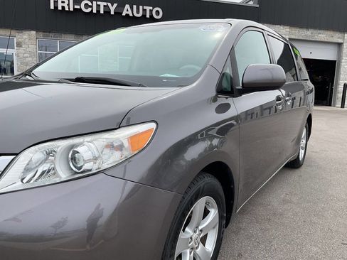Used 2011 Toyota Sienna LE FWD image 2