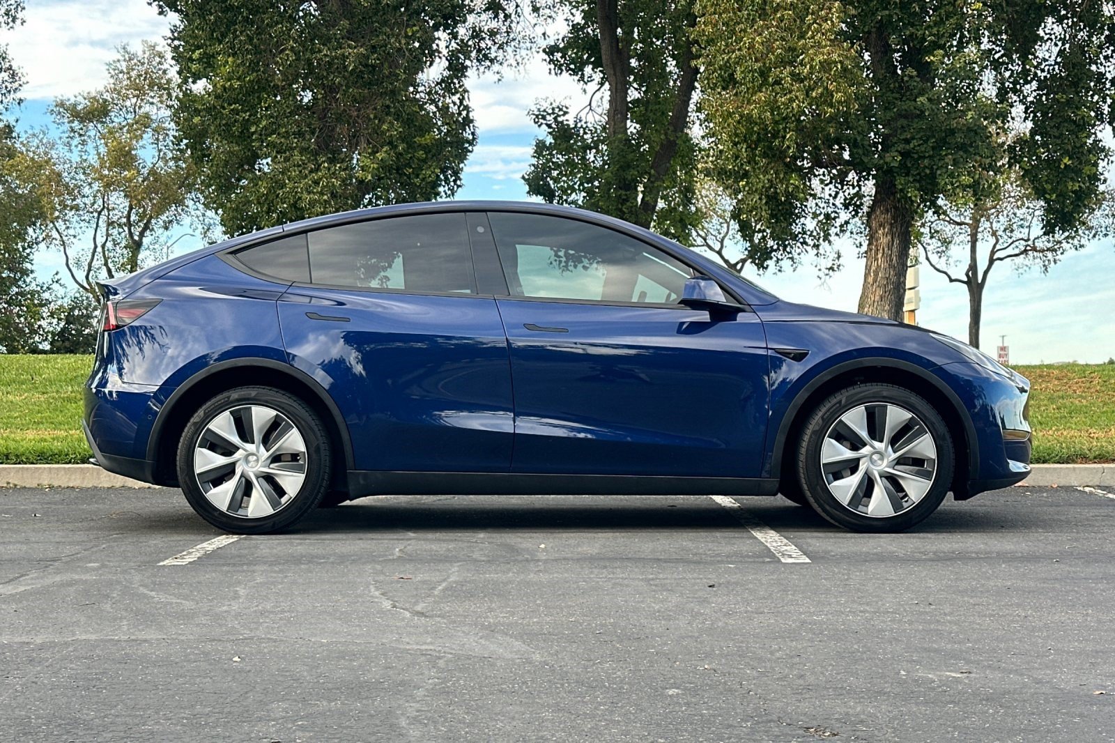 Used 2022 Tesla Model Y Long Range AWD/4WD image 3