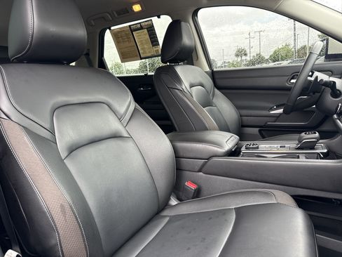 Used 2024 Nissan Pathfinder SL AWD/4WD image 33
