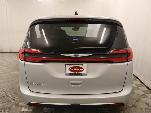 Used 2023 Chrysler Pacifica Touring-L FWD image 5