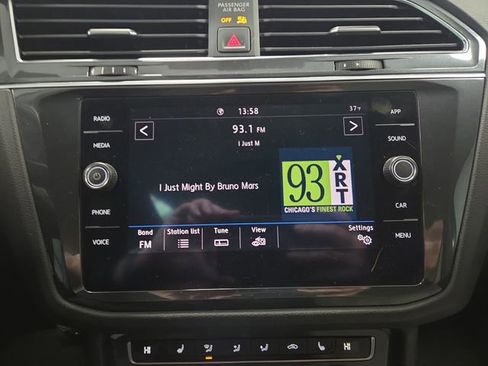 Used 2020 Volkswagen Tiguan SE w/ Panoramic Sunroof Package image 18