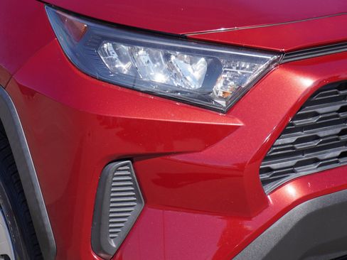 Used 2021 Toyota RAV4 LE FWD image 3