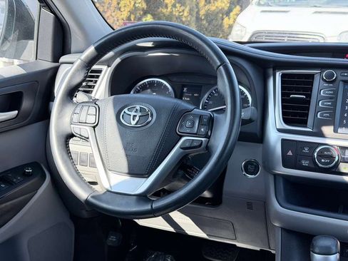 Used 2019 Toyota Highlander XLE AWD/4WD image 36
