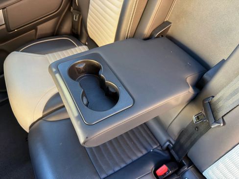 Used 2023 Land Rover Discovery Metropolitan Edition image 18