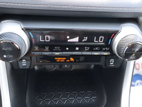 Used 2022 Toyota RAV4 XLE AWD/4WD image 22