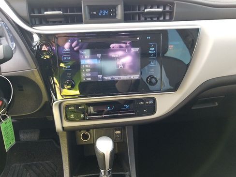 Used 2018 Toyota Corolla LE FWD image 19