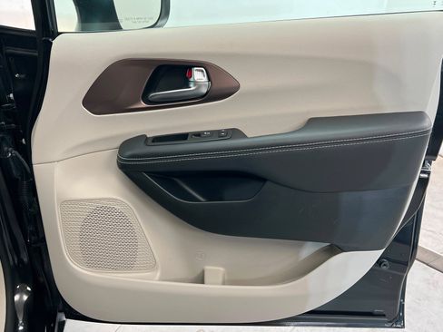 Certified 2023 Chrysler Voyager LX image 23