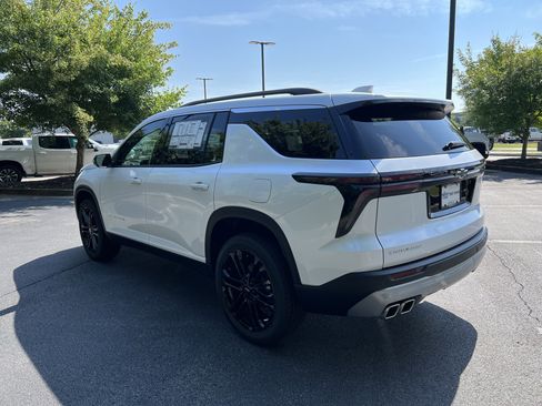 Used 2025 Chevrolet Traverse LT image 8