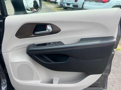 Used 2018 Chrysler Pacifica LX FWD image 10