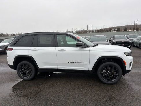New 2025 Jeep Grand Cherokee Limited image 2