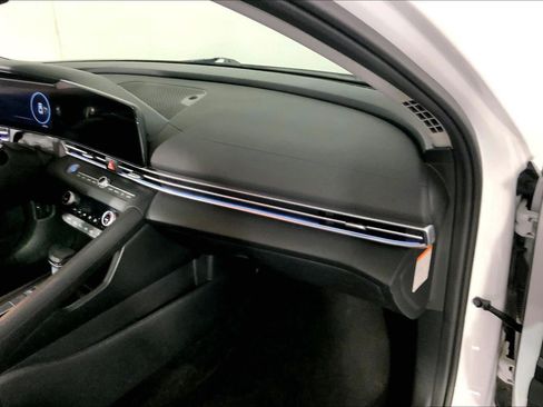 Used 2025 Hyundai Elantra Limited FWD image 16