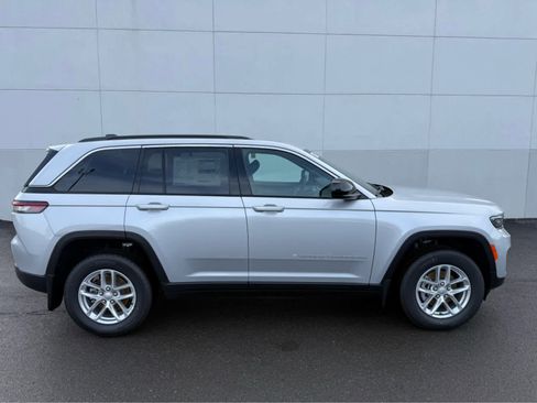 New 2025 Jeep Grand Cherokee L Laredo image 2