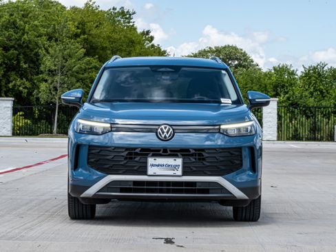 Used 2025 Volkswagen Tiguan SE FWD image 3