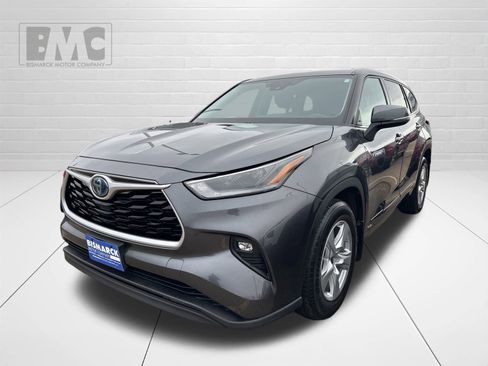 Used 2021 Toyota Highlander LE image 1