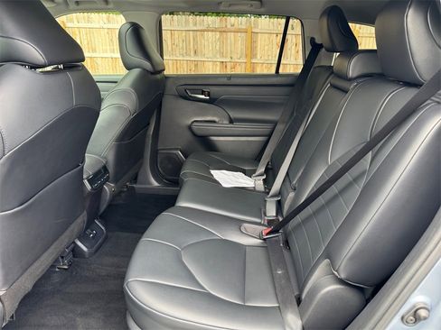 Used 2021 Toyota Highlander XLE image 19
