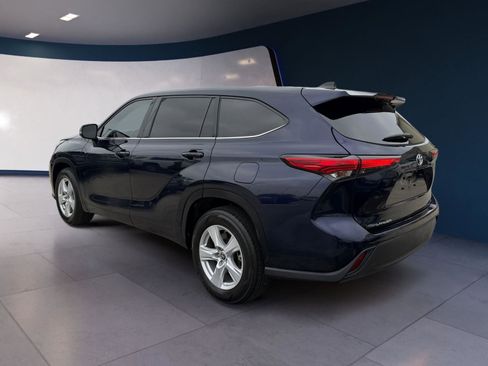 Used 2022 Toyota Highlander LE image 3
