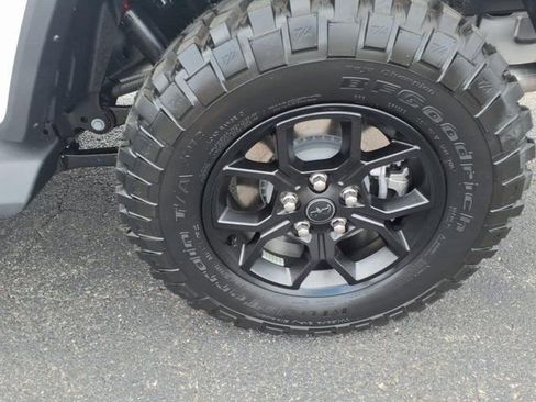 New 2025 Jeep Gladiator Sport image 4