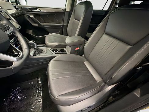 Used 2023 Volkswagen Tiguan SE w/ Panoramic Sunroof Package image 11