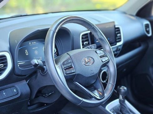 Used 2023 Hyundai Venue Limited image 12