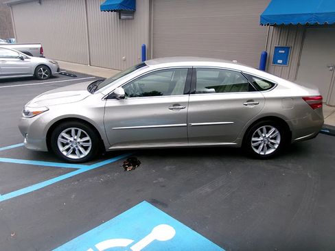 Used 2015 Toyota Avalon XLE w/ Preferred Accessory Package FWD image 2