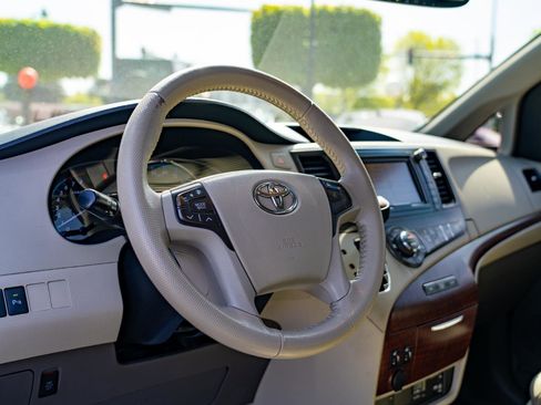 Used 2013 Toyota Sienna XLE w/ Premium Pkg AWD/4WD image 10