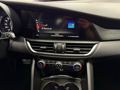 Used 2018 Alfa Romeo Giulia AWD image 19