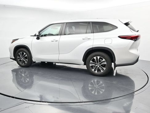 Used 2023 Toyota Highlander XLE AWD/4WD image 5