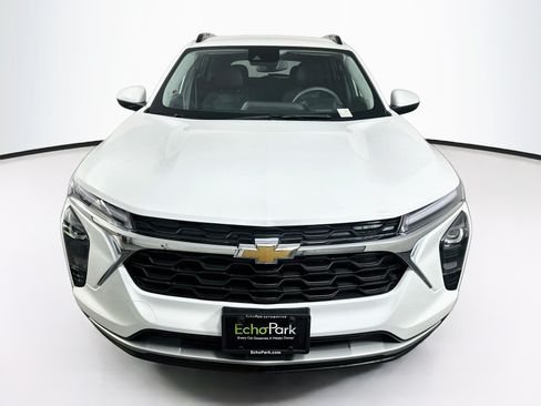 Used 2025 Chevrolet Trax LT FWD image 2