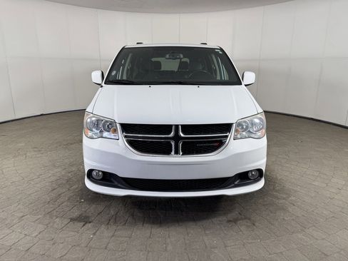 Used 2017 Dodge Grand Caravan SXT image 2