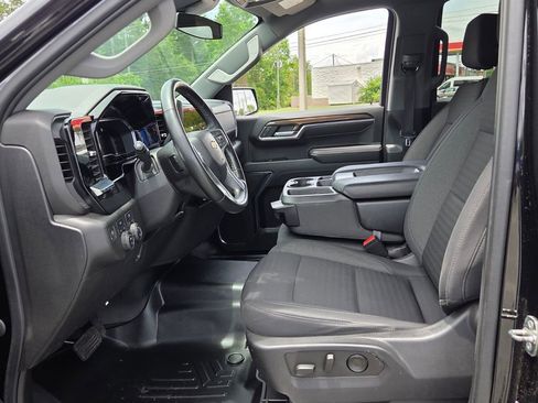 Used 2023 Chevrolet Silverado 1500 LT AWD/4WD image 3