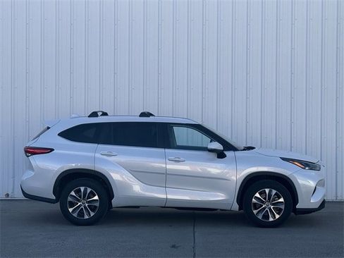 Used 2023 Toyota Highlander XLE image 3