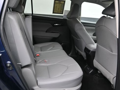 Used 2024 Toyota Highlander XLE image 12