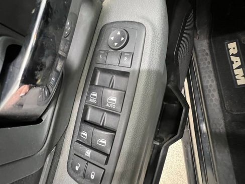 Used 2017 RAM 1500 Classic SLT AWD/4WD image 16