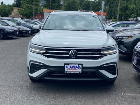 Certified 2024 Volkswagen Tiguan SE w/ Panoramic Sunroof Package FWD image 5
